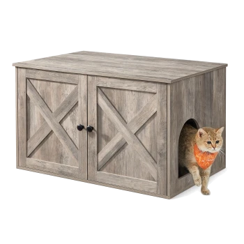 Ein hellgraues Holz-Katzenhaus mit Doppeltüren und einem Eingang, mit einer Katze, die ein oranges Bandana trägt und daraus hervorkommt.