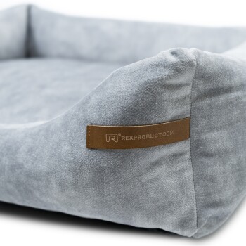 Graues Haustierbett mit einer weichen Textur, mit einem braunen Etikett, das "RexProduct.com" liest.