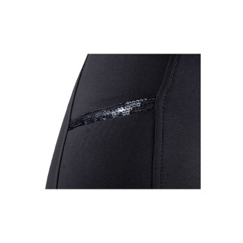 Nahaufnahme eines schwarzen Haustieroutfits mit einem glänzenden schwarzen Paillettenstreifen an der Seite, das sein stilvolles Design zeigt.