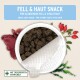 Geöffnete Dose eines braunen Haut-&-Fell-Haustiersnacks mit rohem Fleisch und Hagebutten; Etikett: 'FELL & HAUT SNACK'.