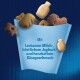 Haustierleckerlis in verschiedenen Formen, die aus einer blauen Tasche fallen, mit dem Text "Mit leckerem Milch-, köstlichem Joghurt- und herzhaftem Käsegeschmack."