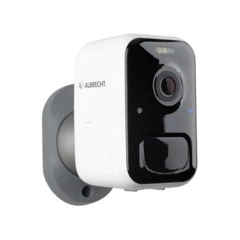 Eine weiße und schwarze Albrecht-Sicherheitskamera, die an einer grauen Wandhalterung montiert ist, mit einem Objektiv, LED-Anzeige und einem Knopf.