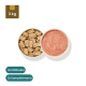 Haustierfutterprodukte: zwei "Köttbullar"-Tüten (Huhn und Lachs) und eine "Komplettmenü"-Tüte, plus Schalen mit Trockenfutter und Pâté.