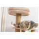 Eine flauschige getigerte Katze spielt mit einem hängenden Ball auf einem beigen Katzenbaum, der eine weiche Liegefläche und einen Kratzbaum hat.