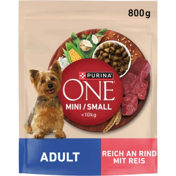 Purina ONE Mini/Small Hundefutterverpackung, 800g, mit Fleisch, Gemüse und Kroketten. Text: 'Erwachsen' und 'Reich an Rind mit Reis.'