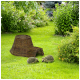Zwei Igel erkunden einen üppig grünen Garten in der Nähe eines geflochtenen Korbunterstands.