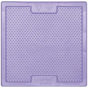 Lila LickiMat Beruhigung für Haustiere, mit einer strukturierten Oberfläche mit Punkten, entworfen, um das Lecken zu fördern und Angst zu reduzieren.