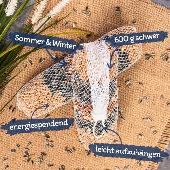Ein netzartiger Vogelhäuschen, gefüllt mit Samen, beschriftet mit "Sommer & Winter", "600 g schwer", "energiespendend" und "leicht aufzuhängen."