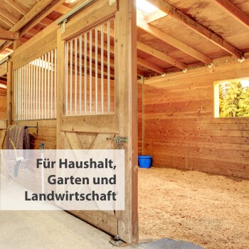 Holzstall-Interieur mit einer teilweise offenen Tür, blauem Eimer und strohüberzogenem Boden. Text: "Für Haushalt, Garten und Landwirtschaft."