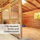 Holzstall-Interieur mit einer teilweise offenen Tür, blauem Eimer und strohüberzogenem Boden. Text: "Für Haushalt, Garten und Landwirtschaft."