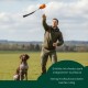 Oranger Stoff-Hundetrainingsdummy mit schwarzem Nylon-Griffriemen vor weißem Hintergrund.