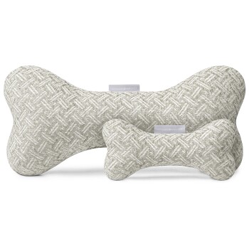 Zwei plüschige Hundeknochen-Spielzeuge aus hellgrauem gewebtem Stoff, eines groß und eines klein, beide mit einem Etikett, das "WILLIAM & WALKER" liest.