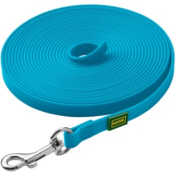 Eine leuchtend blaue Hundeleine, ordentlich aufgerollt, mit einem silbernen Metallclip und einem grünen und gelben 'HUNTER'-Logoschild.