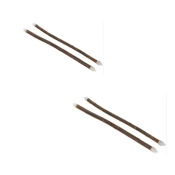 Zwei Kau-Sticks für Hunde, mit einer braunen, strukturierten Oberfläche und weißen Enden, auf einem weißen Hintergrund dargestellt.