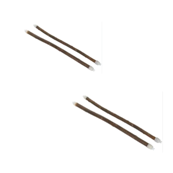 Zwei Kau-Sticks für Hunde, mit einer braunen, strukturierten Oberfläche und weißen Enden, auf einem weißen Hintergrund dargestellt.