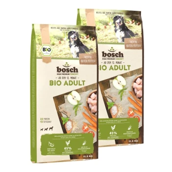 Zwei Taschen Bosch Bio Adult Hundefutter, mit einem schwarzen Hund auf der Vorderseite, mit Zutaten wie Huhn, Äpfeln und Karotten.