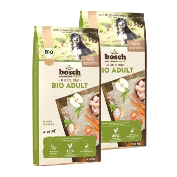 Zwei Taschen Bosch Bio Adult Hundefutter, mit einem schwarzen Hund auf der Vorderseite, mit Zutaten wie Huhn, Äpfeln und Karotten.