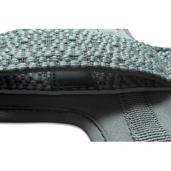 Nahaufnahme eines weichen, strukturierten Haustiergeschirrs in einem gedämpften Teal-Farbton, mit gepolstertem Innenraum und robuster Naht.