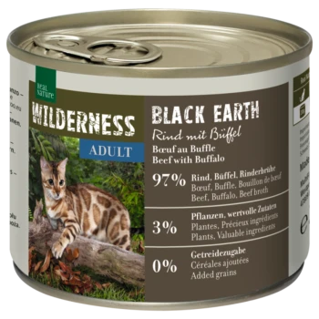 Une boîte de nourriture pour chat Real Nature Wilderness Black Earth avec un chat joueur, étiquetée '97% de bœuf avec buffle' et '3% d'ingrédients précieux.'