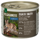 Eine Dose Real Nature Wilderness Black Earth Katzenfutter mit einer verspielten Katze, beschriftet "97% Rind mit Büffel" und "3% wertvolle Zutaten."