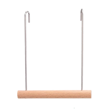Holzstange mit Metallhaken zum Aufhängen, entworfen für Vögel oder kleine Haustiere.
