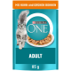 Purina ONE Katzenfutterverpackung mit einer flauschigen grauen Katze, einer Schüssel mit Nassfutter und dem Text "Mit Huhn und Grünen Bohnen," "ADULT," und "85 g."