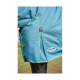 Eine Nahaufnahme einer blauen Pferde-Decke mit grünem Rand, Schnallen und einem WeatherBeeta-Logo an der Seite.