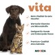 Ein brauner Hund und eine gestreifte Katze bewerben das Tierfutter "Vitality" und heben Vitamine, Rasseneignung und getreidefreie Qualität hervor.