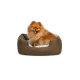 Ein flauschiger Pomeranian-Hund sitzt bequem in einem gemütlichen braunen Haustierbett mit einem weichen weißen Innenraum.