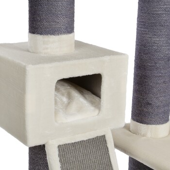 Ein plüschiger Katzenbaum mit einem gemütlichen Versteck, einem Kratzbaum, der mit dunklem Seil umwickelt ist, und einer weichen, cremefarbenen Oberfläche.