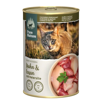 Eine Dose Pure Nature Katzenfutter mit Huhn und Fasan, mit einer Nahaufnahme von rohem Fleisch, garniert mit Petersilie. Eine Katze ist im Hintergrund zu sehen.