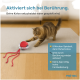 Katze spielt mit einem berührungsempfindlichen roten und transparenten Spielzeug auf einem Teppich, Text auf Deutsch über Spielzeitfunktionen.