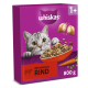 Lila Whiskas Katzenfutterkarton mit grau getigerter Katze, Futterschüssel; Text: ‚whiskas‘, ‚Mit leckerem RIND‘, ‚1+‘, ‚800 g‘.