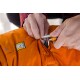 Nahaufnahme einer Person, die einen Karabiner an einer orangefarbenen Hundejacke mit Ruffwear-Logo befestigt, wobei der Reißverschluss und die Stoffdetails der Jacke gezeigt werden.