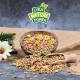 Eine Holzschüssel voller buntem Vogelfutter steht auf einer Jutoberfläche, mit einigen verstreuten Samen. Der Text "LYRA NATURE POWER" wird darüber angezeigt.