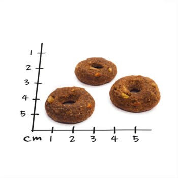 Drei runde braune Hundeleckerlis mit sichtbaren Stücken, auf weißem Hintergrund mit 5 cm Rastermaß.