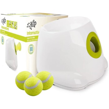AFP All For Paws Interactive Hyper Fetch Mini automatischer Ballwerfer mit drei gelben Tennisbällen und Verpackungskarton.