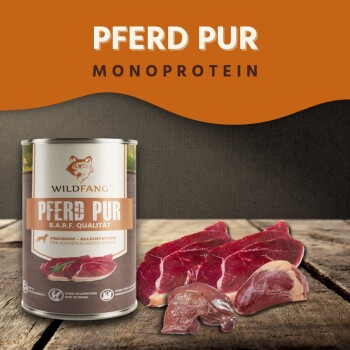 Wildfang ‚PFERD PUR‘ Monoprotein-Hundefutterdose und rohe Pferdefleischscheiben auf einer Holzoberfläche