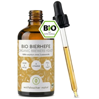 Eine Sammlung von Haustier-Nahrungsergänzungsmitteln: ein gelber "BIO Bierhefe"-Behälter, eine braune Glasflasche, eine Tropfflasche und eine mit einem Hund illustrierten Schachtel.