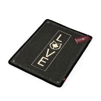 Eine dunkelgraue Tiermatte mit dem Wort "LIEBE", das in Weiß prominent angezeigt wird, mit einer Katzensilhouette über dem Text.