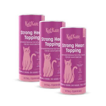 Drei rosa KatKare 'Strong Heart Topping'-Dosen als Katzenergänzung mit Katzenillustration und 'Vital-Topping'-Label.