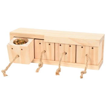 Distributeur de nourriture pour animaux en bois avec quatre compartiments et un petit bol rempli de friandises mélangées, conçu pour une alimentation interactive.