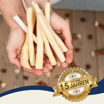 Hände, die mehrere Rinderhaut-Kauspielzeuge halten, mit einem Abzeichen, das '15 Jahre' und 'Beste Qualität' auf Deutsch angibt.