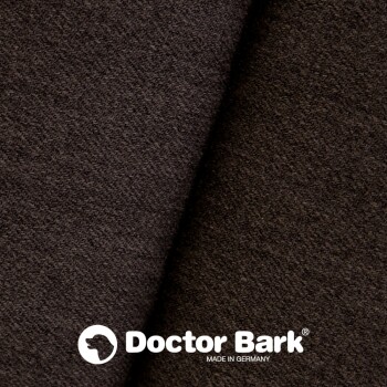Nahaufnahme eines strukturierten dunkelbraunen Stoffes mit dem Logo 'Doctor Bark', das auf ein in Deutschland hergestelltes Haustierprodukt hinweist.