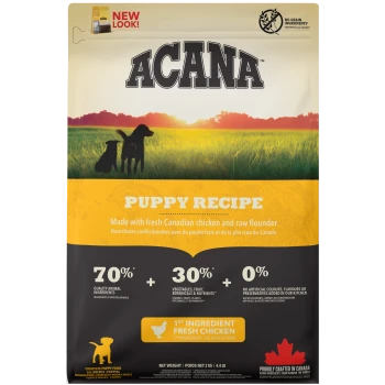 Sac de recette pour chiots ACANA avec deux chiens dans un champ au coucher du soleil, mettant en avant 70 % d'ingrédients d'origine animale, 30 % de légumes et aucun additif artificiel.
