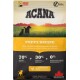 Torba ACANA Puppy Recipe z dwoma psami na tle zachodzącego słońca, prezentująca 70% składników pochodzenia zwierzęcego, 30% warzyw i brak sztucznych dodatków.