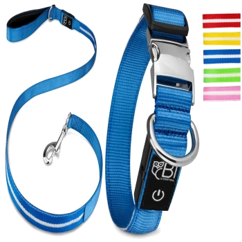 Blaue Hundeleine mit einem silbernen Clip und einer Schnalle, mit einem schwarzen Logo und einem Power-Knopf, neben bunten Riemenoptionen.