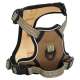 Ein sandfarbenes Haustiergeschirr mit schwarzen und reflektierenden Riemen, begleitet von einer passenden Leine und einem Halsband, auf einem weißen Hintergrund präsentiert.
