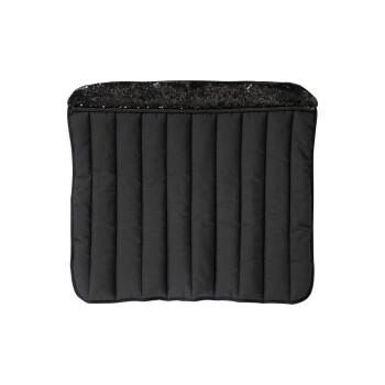 Schwarzes Hundebett mit einem gesteppten Design und einem glänzenden Paillettenrand entlang der oberen Kante.