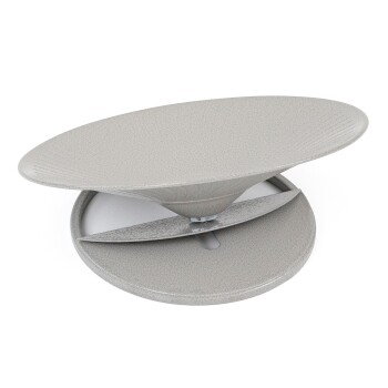 Eine graue Haustierfutterschüssel mit einem einzigartigen, modernen Design, das eine flache Oberseite und einen tieferen Boden aufweist, geeignet für die Fütterung von Haustieren.